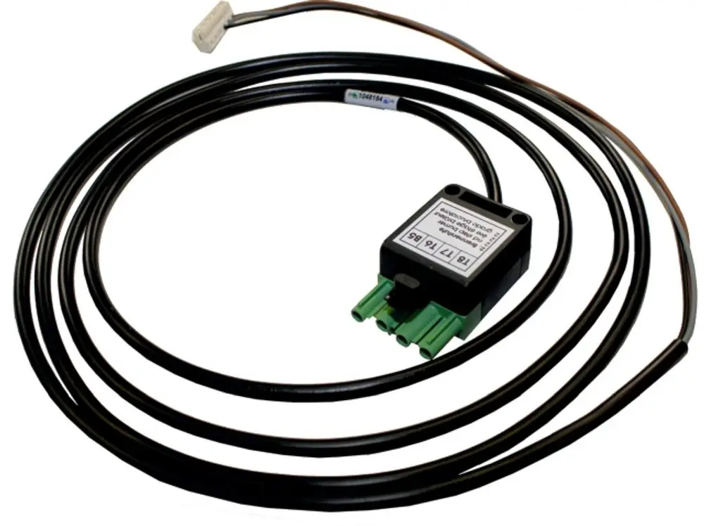 Kabelsatz mit schwarzem Kabel und einem elektrischen Anschlusskasten. Der Anschlusskasten hat grüne Stecker und wird für Wolf-Geräte verwendet.